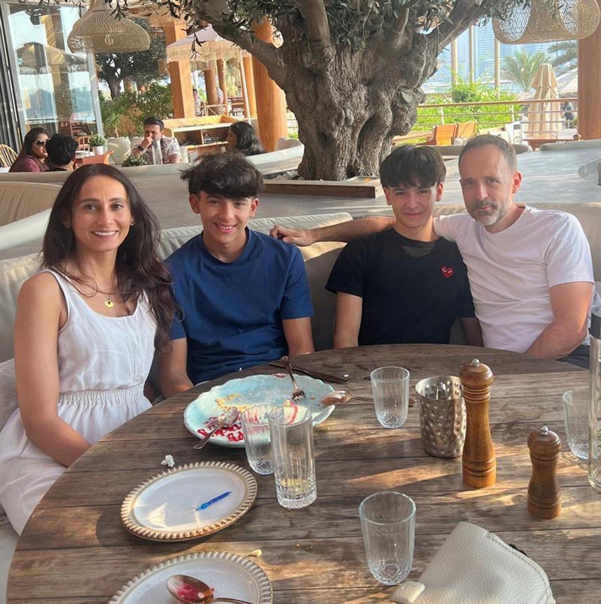 El estradense David Goldar, junto a su familia, en Dubai.