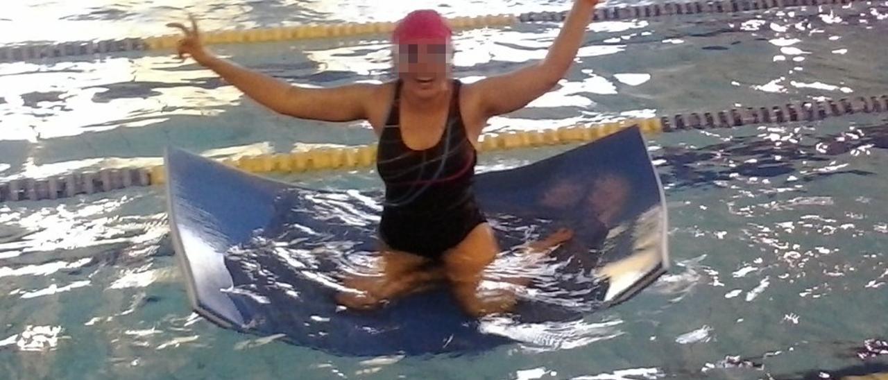 La joven alicante, de 28 años, que podrá nadar dos horas a la semana en los cursos municipales