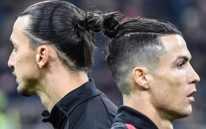 Cristiano Ronaldo (D) y Zlatan Ibrahimovic cruzan antes del partido de fútbol de ida de la semifinal de la Copa de Italia (Coppa Italia) entre el AC Milan y el Juventus Turín en el estadio San Siro de Milán.