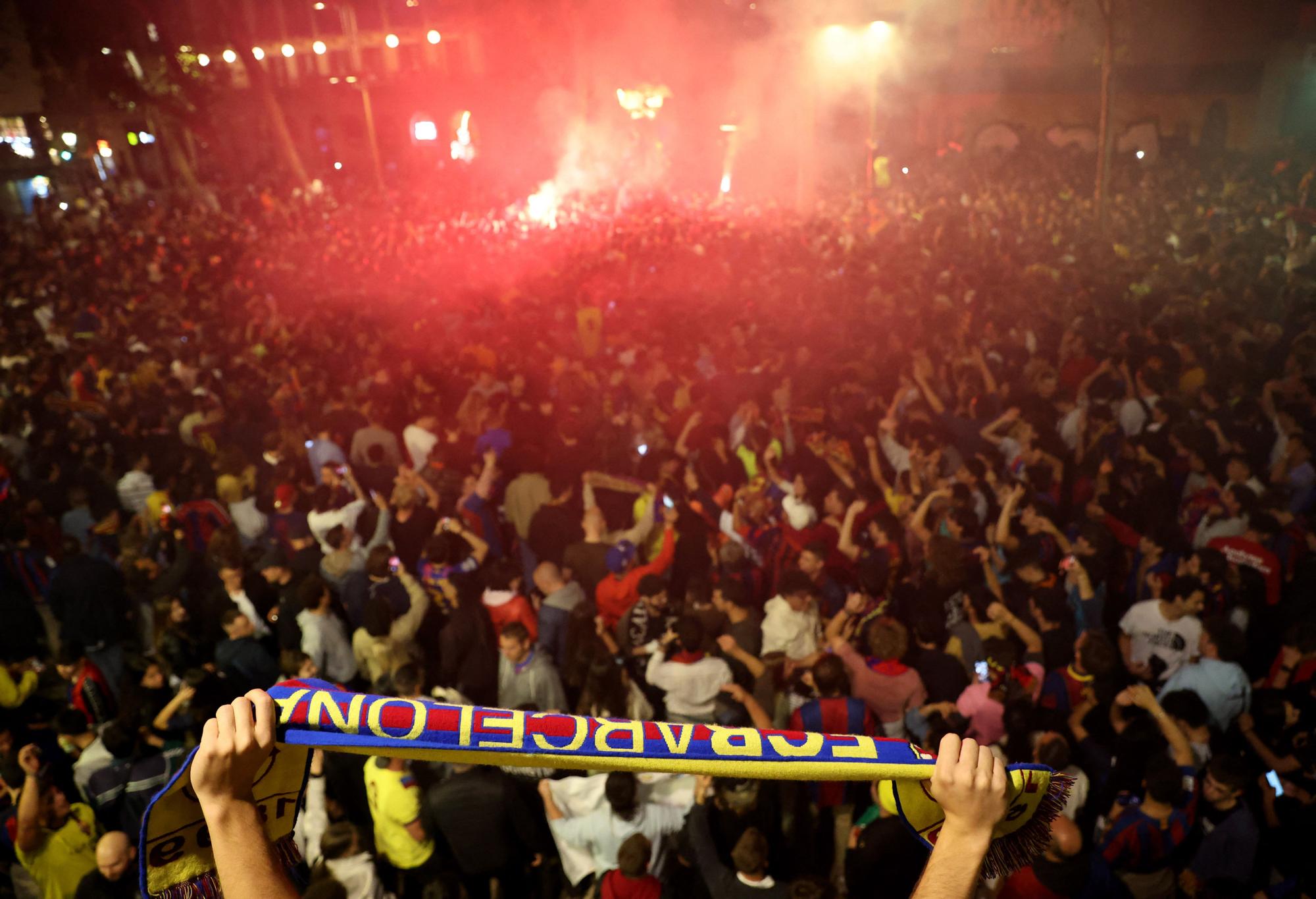 GALERIA | Els aficionats del Barça tornen a Canaletes per celebrar la Lliga