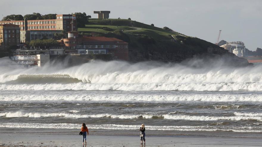 El policía herido grave mientras surfeaba en Gijón será intervenido hoy