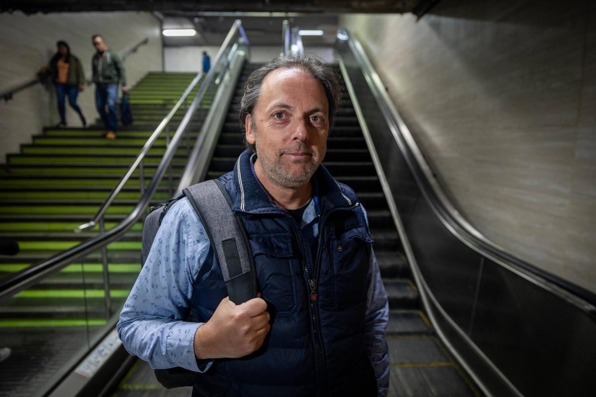 Barcelona 27/03/2026 Barcelona. Implíclame: testimonios que usan el bono gratuito de Rodalies. Estació del Clot de Rodalies. - Albert Fornós,que forma parte de un grupo de whatsap para comentar la situación ferroviaria. AUTOR: JORDI OTIX