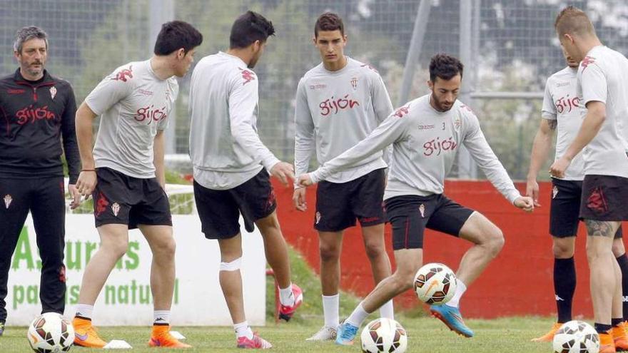 Los jugadores del Sporting, en el entrenamiento del viernes en Mareo.