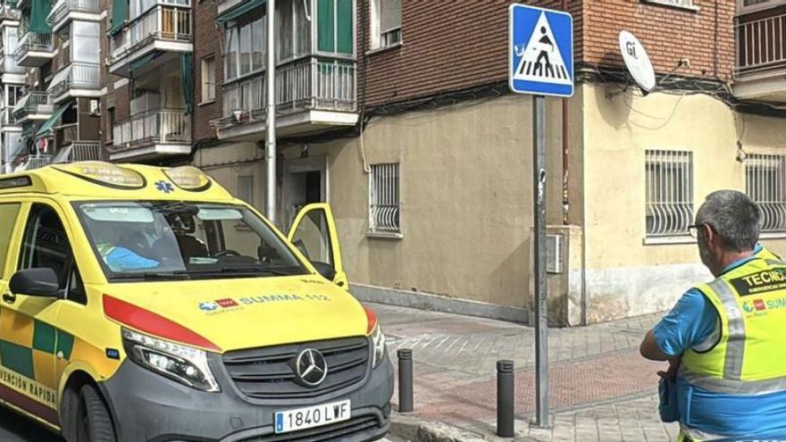 Efectivos de emergencias, junto al edificio donde tuvo lugar el crimen, en Madrid. | Europa Press