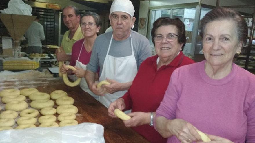 Los hermanos Montañez Gómez: de derecha a izquierda, Elisa, Dolores, Antonio, Mari Carmen y Manuel (el único en activo), el pasado día 5.