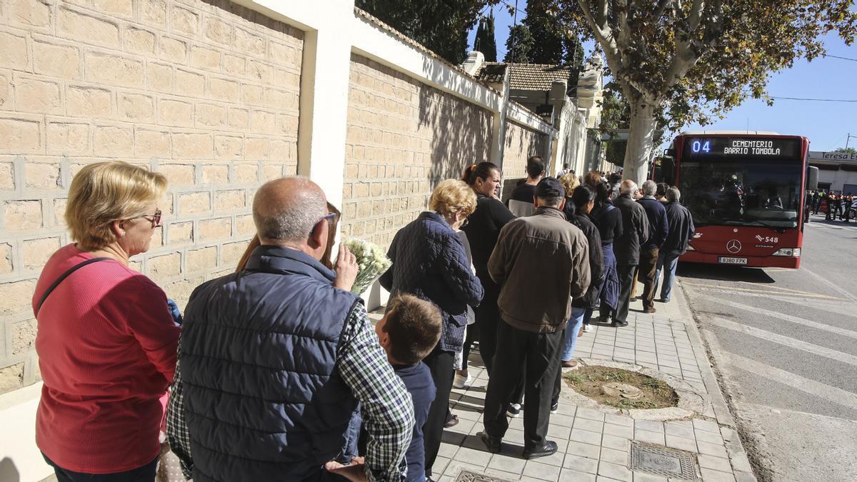 Ciudadanos esperan para subirse a la línea habitual que conecta el centro urbano y el cementerio