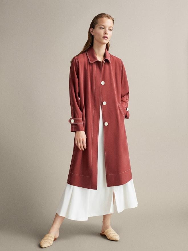 La gabardina fluida con detalle de pespuntes en contraste