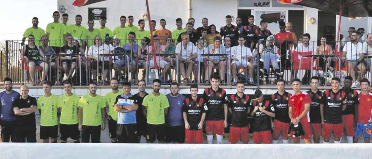 Los jugadores del Felanitx y Mallorca B posan antes de empezar el partido con integrantes de Aproscom