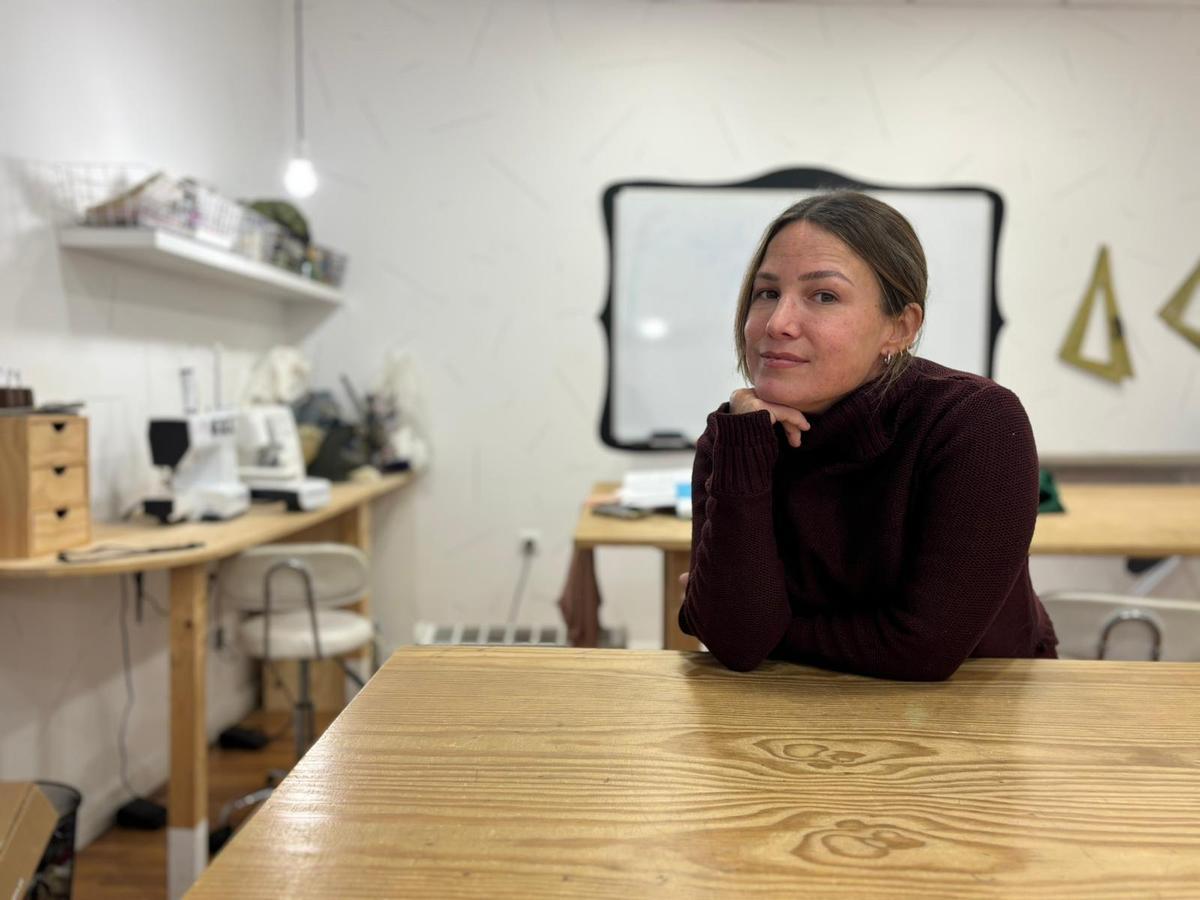 María Engo en su taller situado junto a la sala de exposiciones que cierra en la calle Virgen de la Soledad de Badajoz.