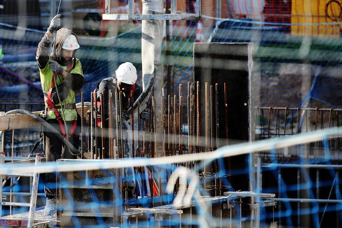 BARCELONA 17/02/2021 Economia La APCE presenta el Estudio de la Oferta de vivienda de obra nueva en Catalunya. En la foto obras de pisos en Poble Nou, debajo Les Glòries. FOTO de RICARD CUGAT. CONSTRUCCION. TRABAJO. OBREROS. ALBAÑILES