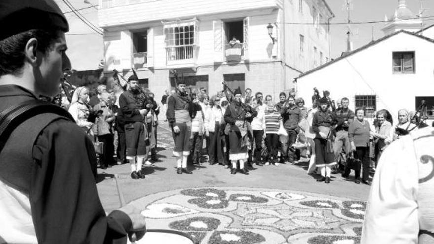 Actuación de la Banda de Gaitas «Reina del Truébano», ayer, antes de la procesión, en Castropol.