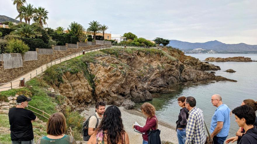 Un grup de voluntaris participa en el projecte Life medCLIFFS sobre les espècies de flora invasora als penya-segats de la Costa Brava