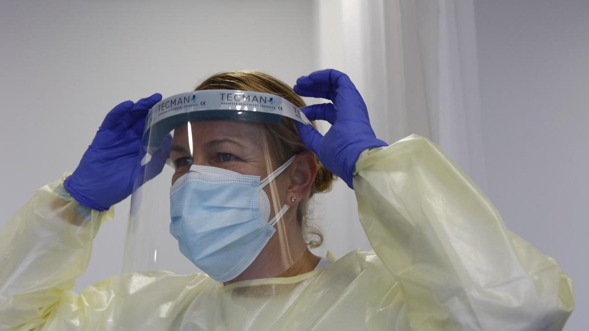 Krankenschwester Maret Seibt muss im Gesundheitszentrum Porto Cristo ihre Schutzkleidung anziehen, bevor sie mit möglichen Covid-19-Fällen zu tun hat.