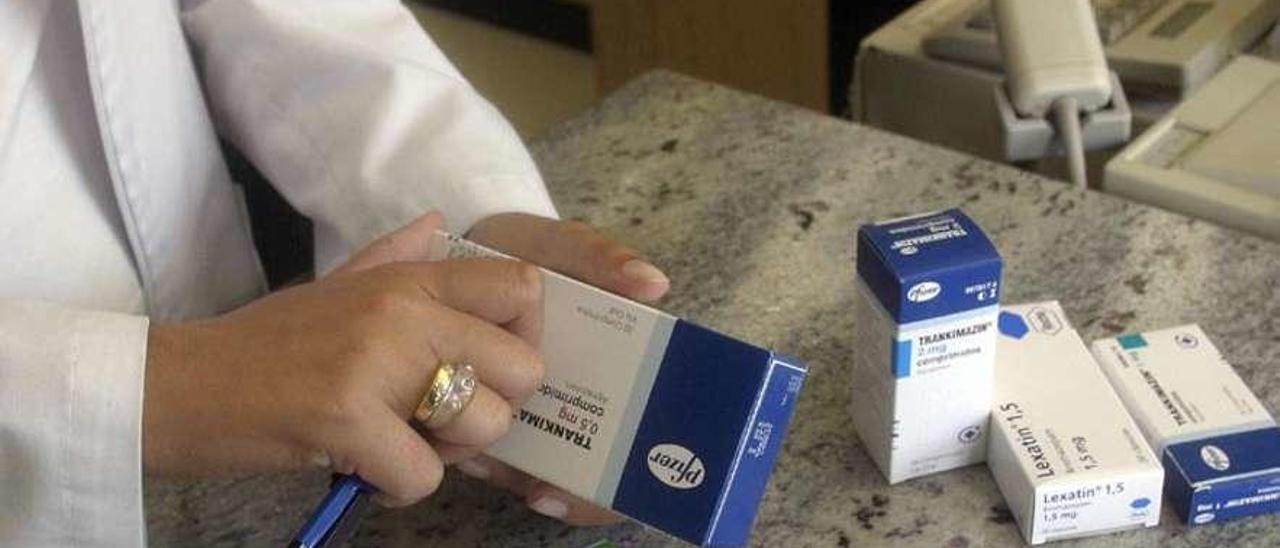 Una farmacéutica dispensa un medicamento en una imagen de archivo.