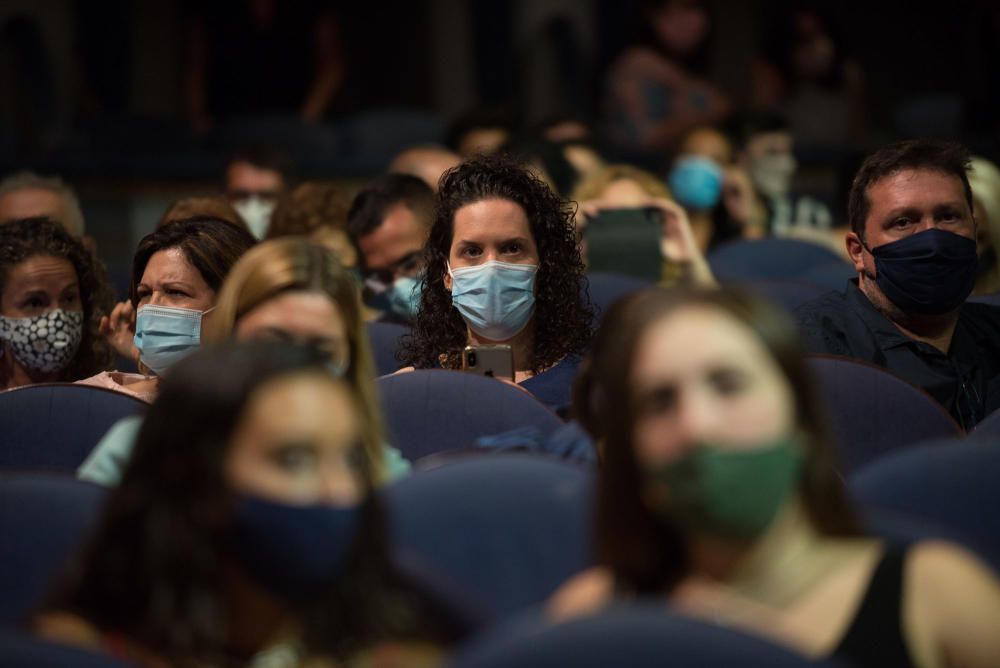 El Teatro Cervantes acogió una gala inaugural marcada por un aforo limitado, mascarillas por doquier y la ausencia de la tradicional y ambientada alfombra roja en sus aledaños.