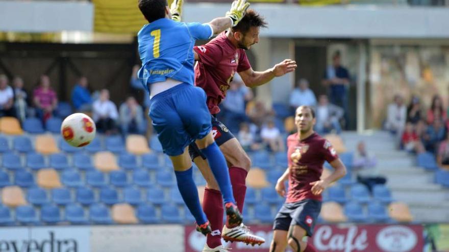 Pablo Carnero tras rematar de cabeza el balón que valió el tanto del equipo granate. //Gustavo Santos