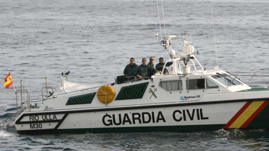 Un vaixell de la Guàrdia Civil a la platja de Palamós l&#039;any 2008.