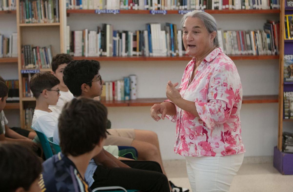 La psicóloga Margarita García, durante la conferencia en el centro educativo de Sant Jordi. | VICENT MARÍ