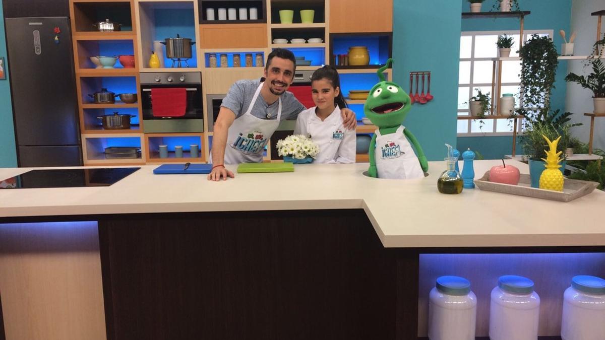 Canco Rodríguez, Paula Alós y el muñeco Andi, en 'Un, dos, ¡chef!'