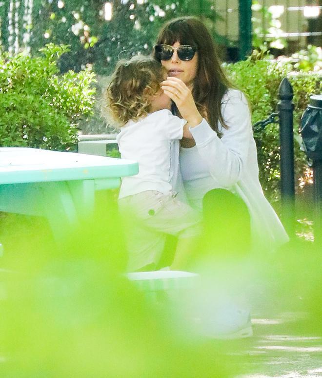 Jessica Biel con su hijo Silas en el parque