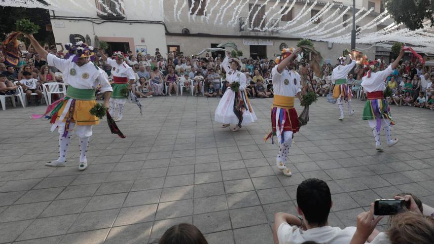 Algaida desafía al calor para asistir al baile de los Cossiers | MANU MIELNIEZUK