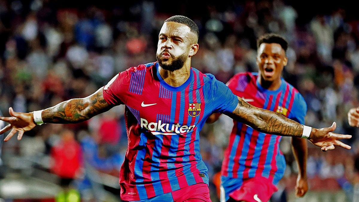 Memphis celebra el gol de penal que va culminar la remuntada en el partit d’anit al Camp Nou contra el València | TONI ALBIR/EFE