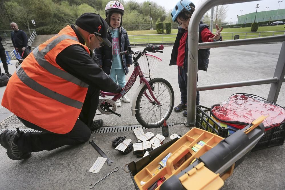 Los niños de Oviedo aprenden a andar en bici