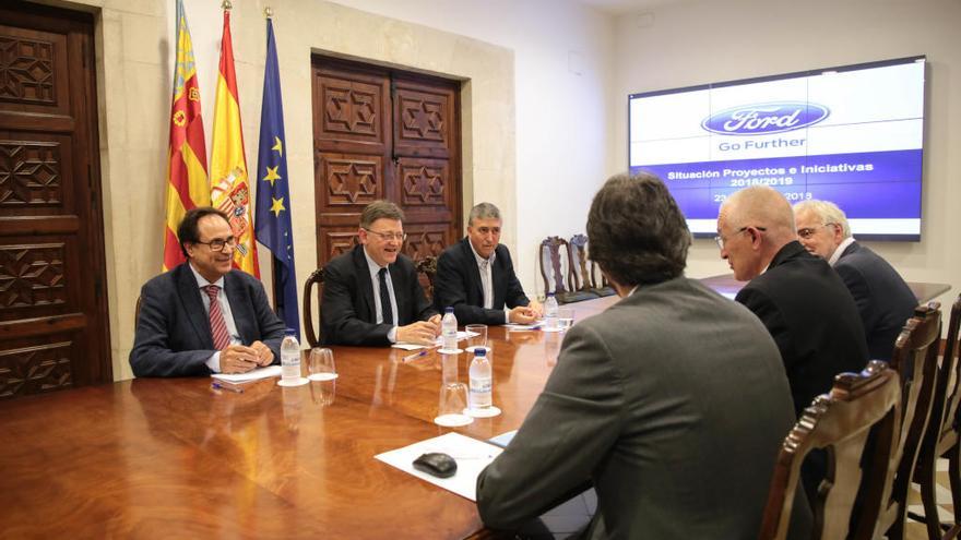 Ximo Puig, en el centro, con dirigentes del Consell y de Ford Almussafes, en el Palau.