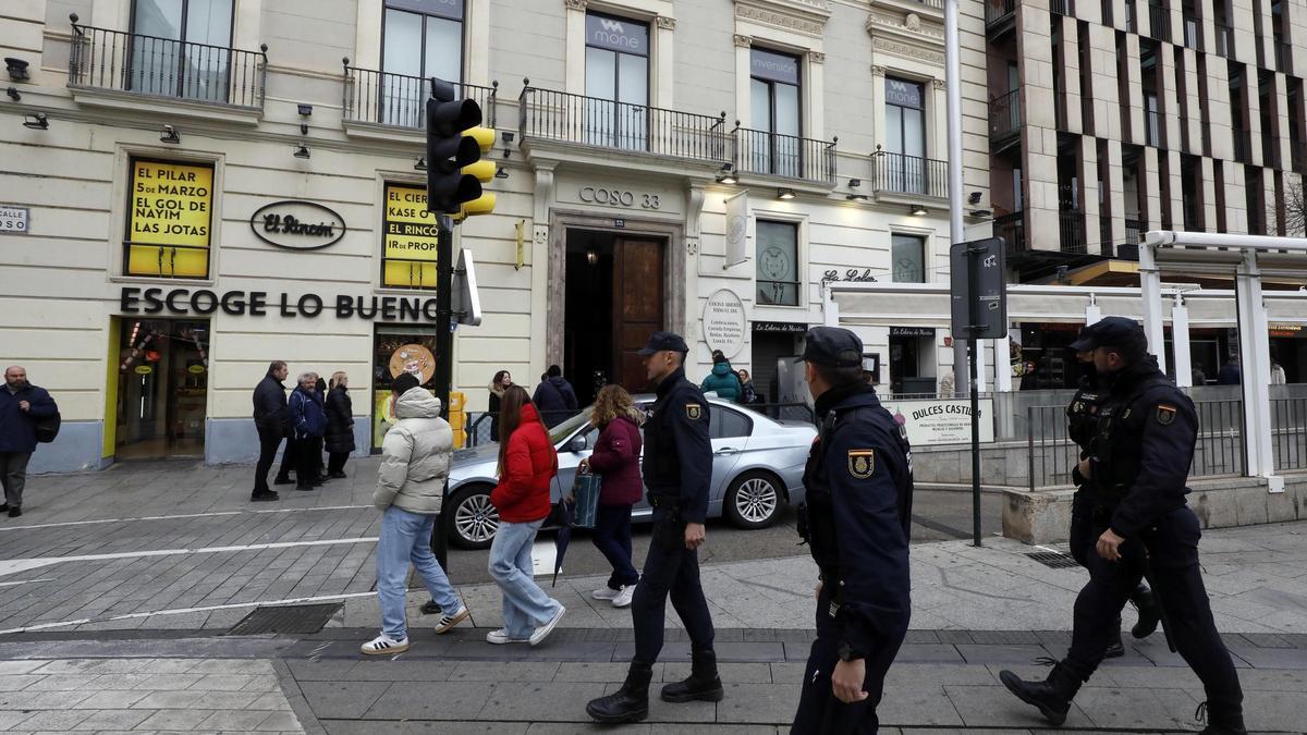 Agentes de la Policía Nacional en la plazz de España de Zaragoza por el registro a la sede de Forestalia.