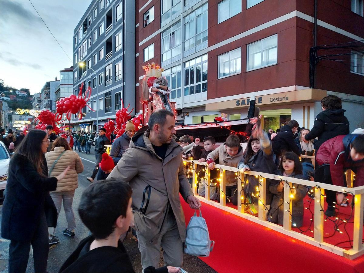 La cabalgata de los Reyes Magos por Bueu a bordo de barcos tradicionales