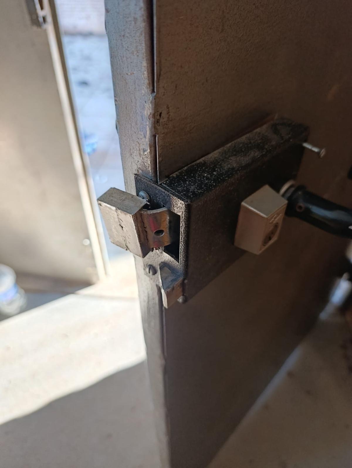 Una de las cerraduras forzadas para acometer los robos.