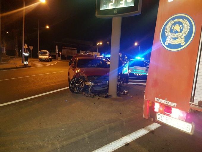 Sale de la vía y choca contra una farola en la rotonda de La Ballena