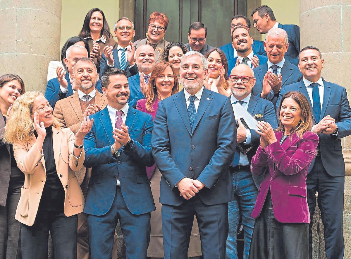 Fernando Clavijo, en el centro, arropado por su grupo parlamentario.