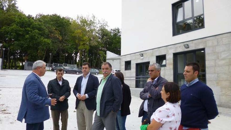 El conselleiro, el alcalde y autoridades, ante el colegio este curso.