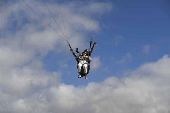 10-05-19 LAS PALMAS DE GRAN CANARIA. ZONA DE SALTOS PARAPENTE DE LOS GILES. LAS PALMAS DE GRAN CANARIA. Nardy Barrios en parapente.  Nardy Barrios se tira en parapente desde Los Giles junto a una persona que ganó un concurso. Fotos: Juan Castro  | 10/05/2019 | Fotógrafo: Juan Carlos Castro