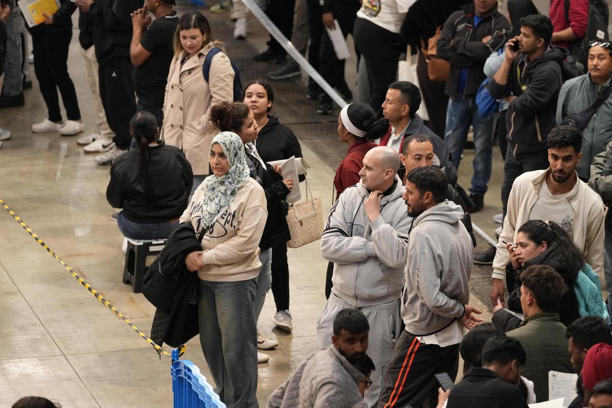 Cientos de inmigrantes hacen cola en La Farga de LHospitalet para pedir la regularización