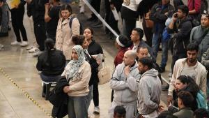 Cientos de inmigrantes hacen cola en La Farga de LHospitalet para pedir la regularización