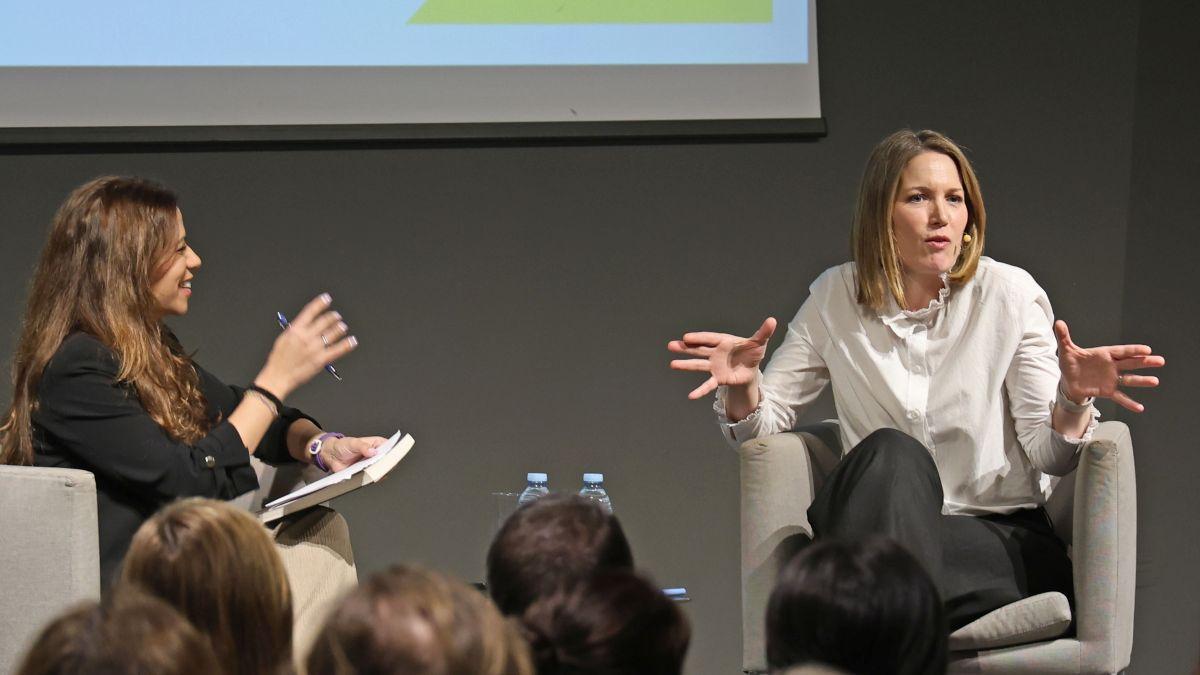 A la derecha, Silvi Intxaurrondo junto a Nuria Sáinz en un acto de 'Club Faro' en 2025.