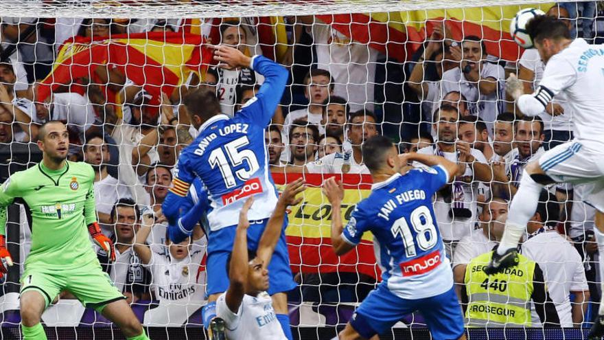 López, en la izquierda de la imagen, en un partido con el Espanyol.