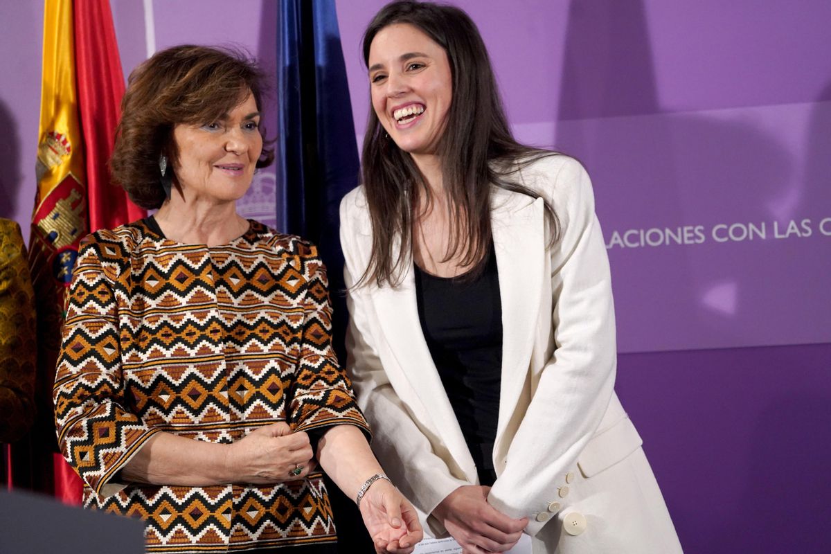 La ministra Irene Montero recibe de manos de la vicepresidenta primera del Gobierno, Carmen Calvo, la cartera de Igualdad, el 13 de enero de 2020.