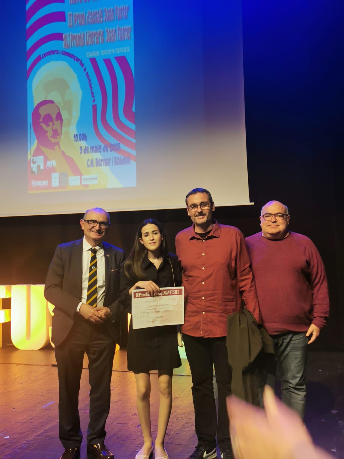 Lara Avetisyan con profesores del IES Jaume I, en la entrega de los Premis Joan Fuster de Sueca.