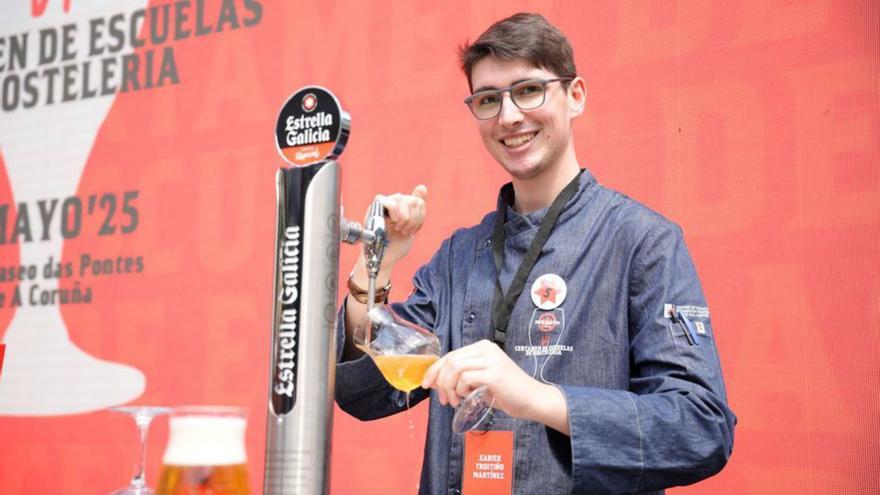 Xabier Troitiño, en pleno servicio de una caña.
| Estrella Galicia
