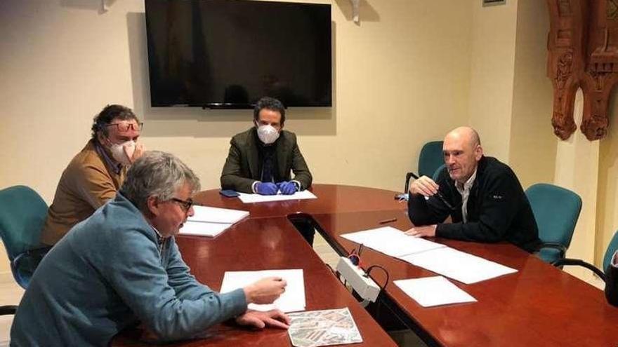 Desde la izquierda, el ingeniero municipal Ignacio Ruiz Latierro, el arquitecto Ignacio Morales, Nacho Cuesta y Patxi Mangado, durante la reunión de ayer en el Ayuntamiento.