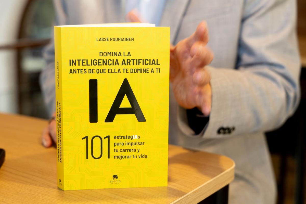 El autor muestra su último libro publicado sobre IA.