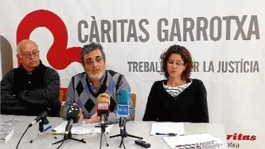 D&#039;esquerra a dreta, Lluís Solà (rector d&#039;Olot), Josep Llussà (Càritas-Olot), Marta Costa (tècnica Càritas).