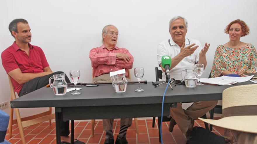 Paco Sert, Oriol Bohigas, Juan Cruz y María Charneco, ayer, durante la mesa redonda sobre Sert y Miró.