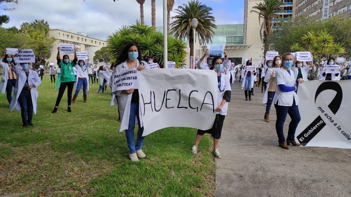 Los médicos especialistas temporales de Canarias limitarán la huelga indefinida a los días laborales