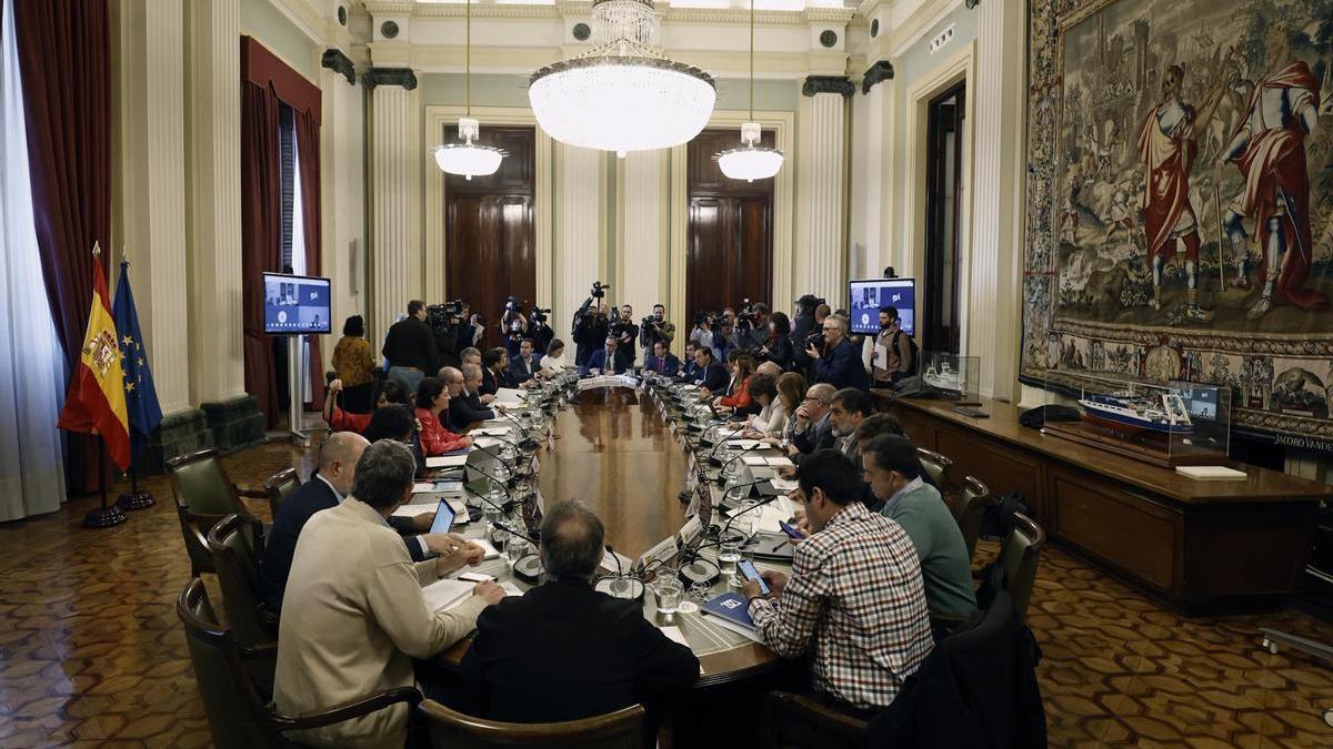 Vista general de la reunión de la mesa nacional de la sequía este miércoles en el Ministerio de Agricultura para analizar la situación histórica de falta de agua en el país que amenaza a la producción agrícola y ganadera.