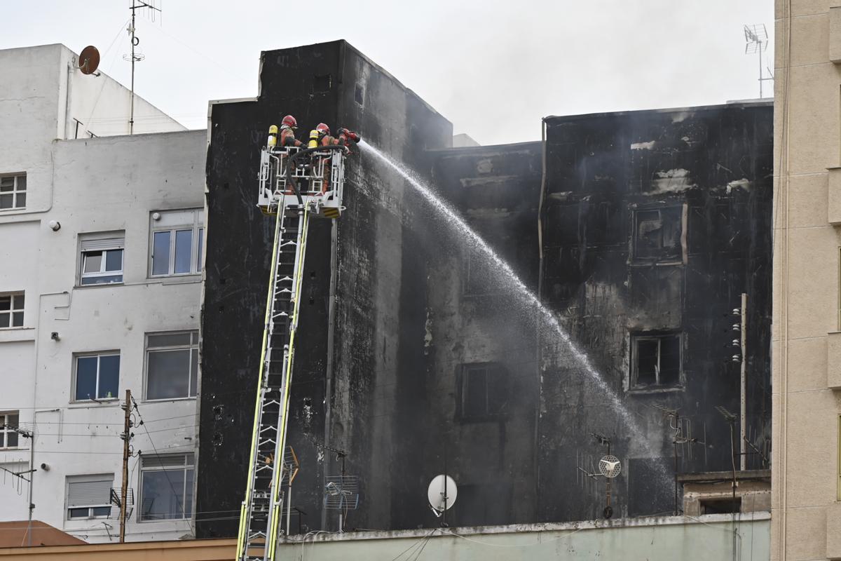Las imágenes del incendio en un edificio de Castelló