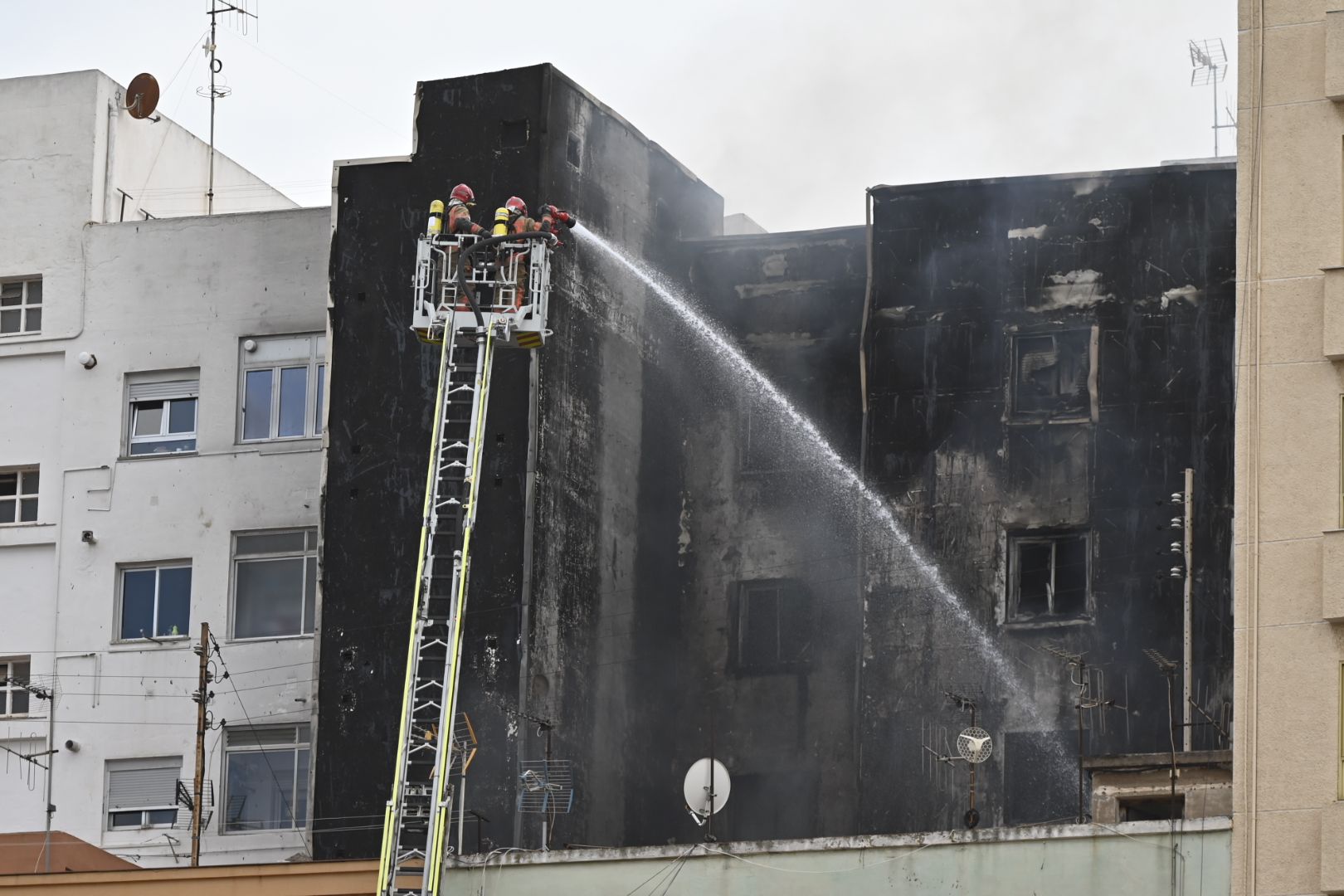 Las imágenes del incendio en un edificio de Castelló